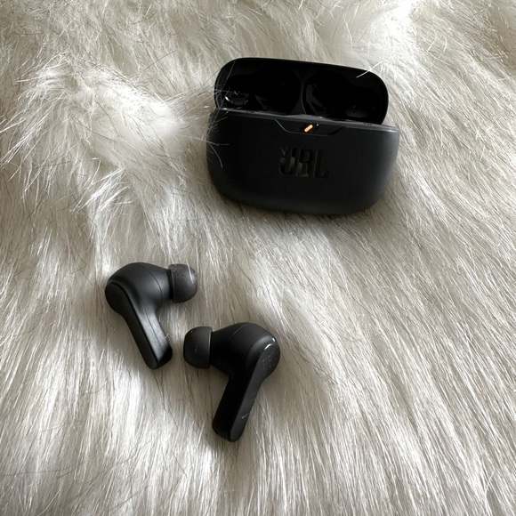 [SOLD] NEW JBL Vibe Beam wireless Bluetooth earbuds - Picture 1 of 8